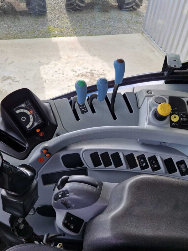 Tracteur New holland Electro command T6.120 – Image 3