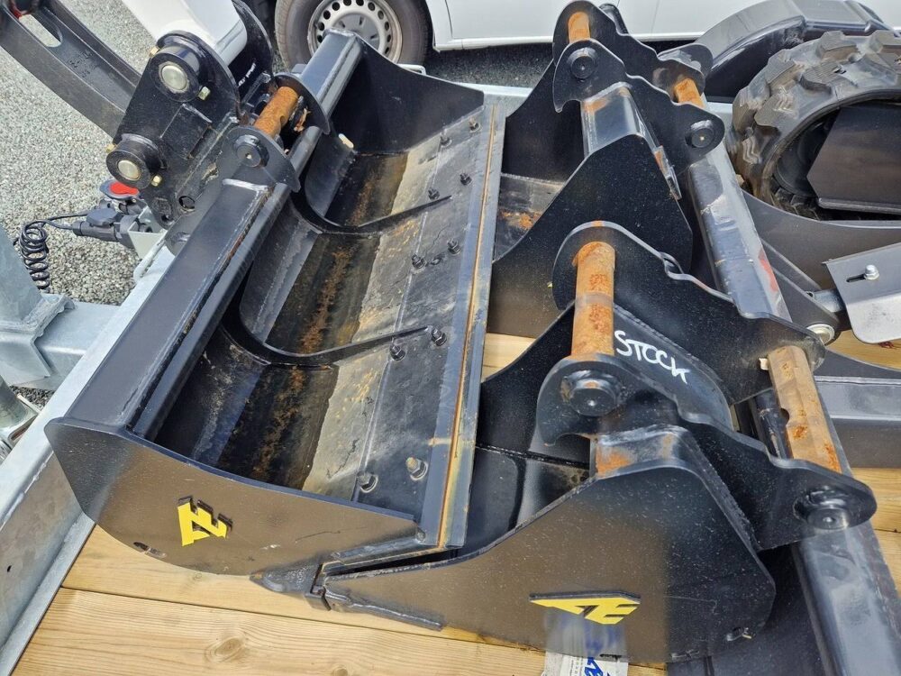 Bobcat E27Z (2023) 2.7T + Remorque + 3 Godets + Marteau BRH Hydraulique Occasion – Image 2