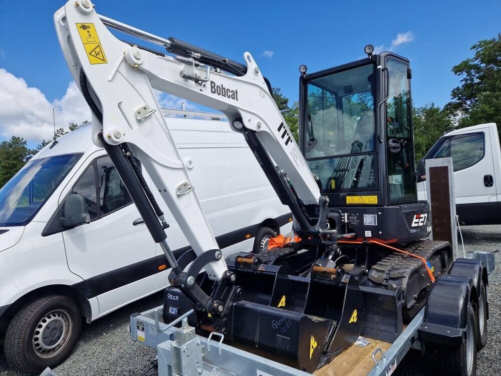 Bobcat E27Z (2023) 2.7T + Remorque + 3 Godets + Marteau BRH Hydraulique Occasion – Image 5